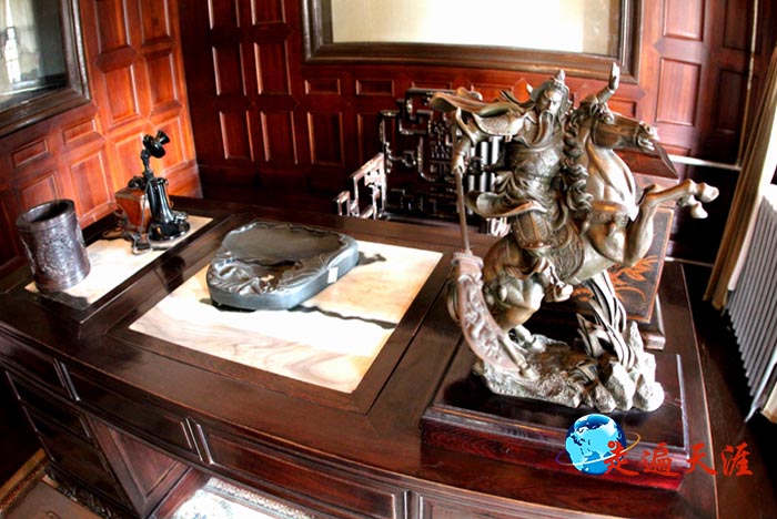 1 沈阳张大帅府，大帅的办公桌上，一尊铜铸关帝已静静伫立百年.jpg