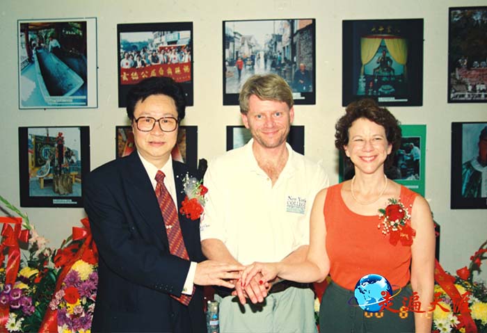5 美国纽约州政府官员在《中国关帝文化摄影展》现场.JPG