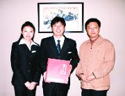 朱正明向郭挺彩赠送《关帝文化》珍藏邮册