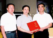 湖北缪启明向山西王大高赠送《关帝文化》珍