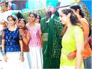 “关公”引来众多洋美女 争着与其合影