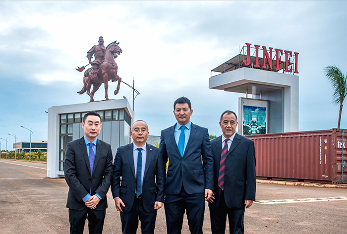 左起 丝路国际公司副总经理杨明,山投集团兼山西晋非公司董事长行连军,毛里求斯晋非合作区总经理杨长河; 毛里求斯晋非合作区副总经理王世明在关帝像揭幕仪式上.jpg