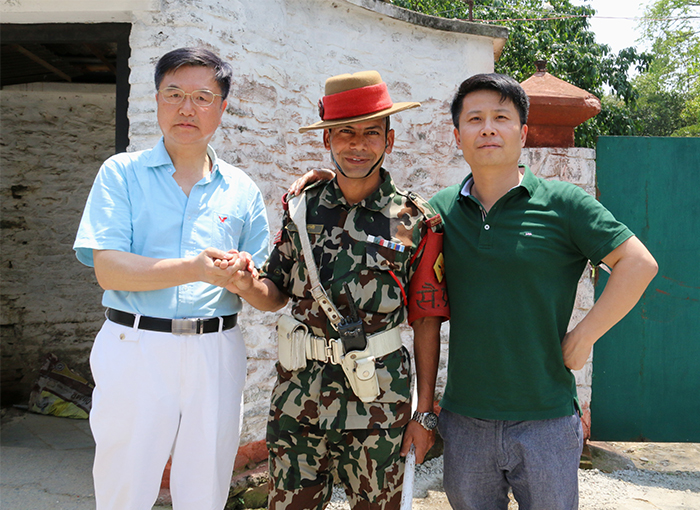 在尼泊尔博卡拉,朱正明(左)与尼中文化交流总经理张博(右),采访博卡拉王宫卫士(詹二摄影).jpg