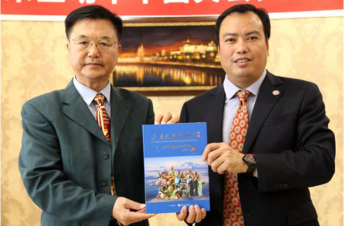 朱正明向俄罗斯福建联合总商会名誉主席沈木辉(右)赠送新著《走遍天涯访关公》(刘智摄影).jpg