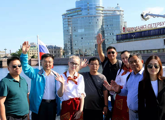 参访团在圣彼得堡涅瓦河畔(李享摄影).jpg