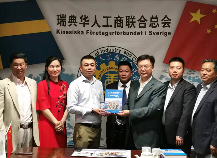 参访团在斯特哥尔摩向瑞典纳噶市议员、瑞典两湖同乡会会长刘芳(左二)、瑞典华人工商联总会会长王俞力(左三)、瑞典华人总会名誉主席宗金波(左)赠送《走遍天涯访关公》新著(刘智 摄影).jpg