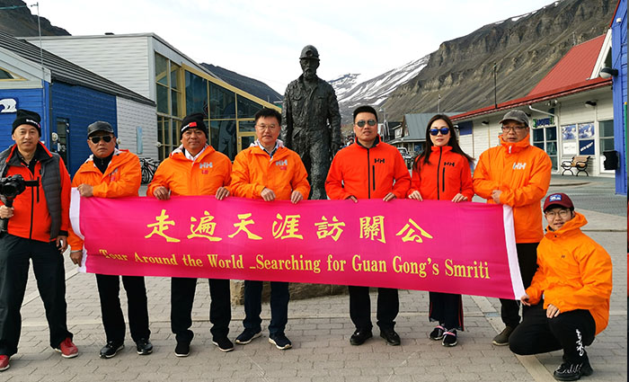 在北极朗伊尔小镇,参访团打出“走遍天涯访关公”横幅(舒晴摄影).jpg
