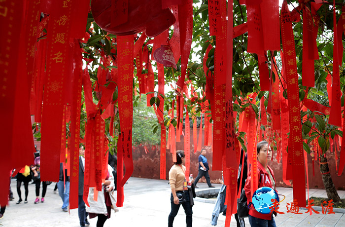 4 关陵大殿后院树枝上,如今已挂满祈愿彩条.jpg