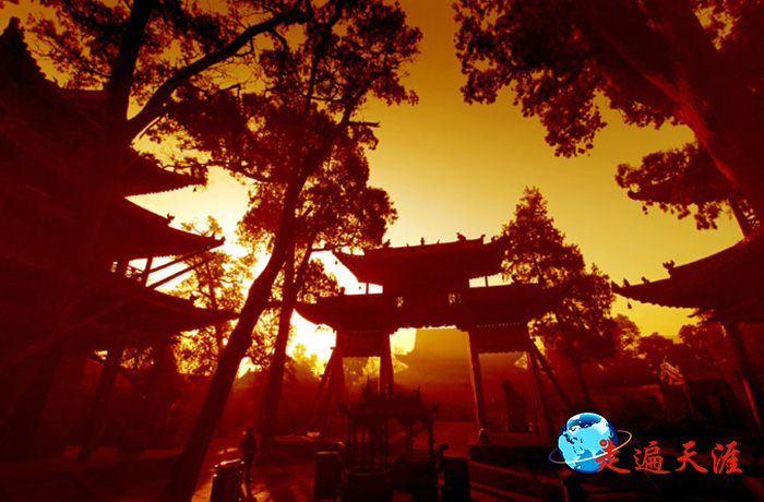 1 山西运城解州关帝庙春秋楼前的古牌坊,在朝晖中灵气十足(朱正明摄影).jpg