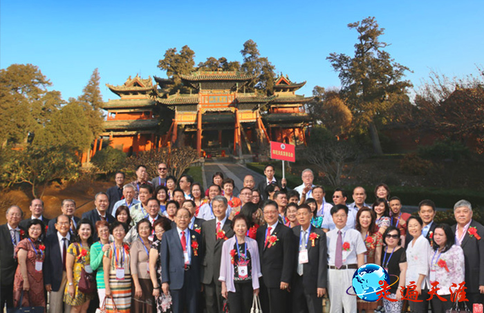 6 美国、印尼关氏宗亲在解州关帝庙春秋楼合影(黄河摄影).jpg