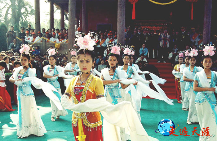 1 上世纪九十年代,山西运城姑娘在解州关帝庙仿古仪祭拜关公(朱正明 摄影).JPG