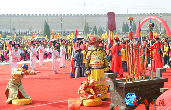 4 2017年关公文化节朝圣大典,再现皇上参拜参拜关公场景(朱正明 摄影).jpg