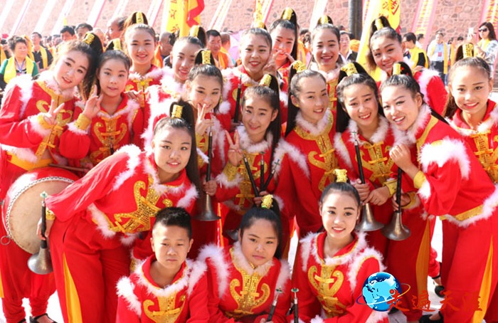 5 2018年,在运城解州关帝庙会表演高台花鼓的关乡姑娘(朱正明 摄影).jpg