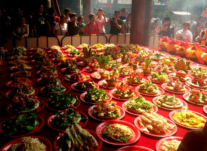 关林大殿前供奉的供品,凸显中原文化特色.jpg