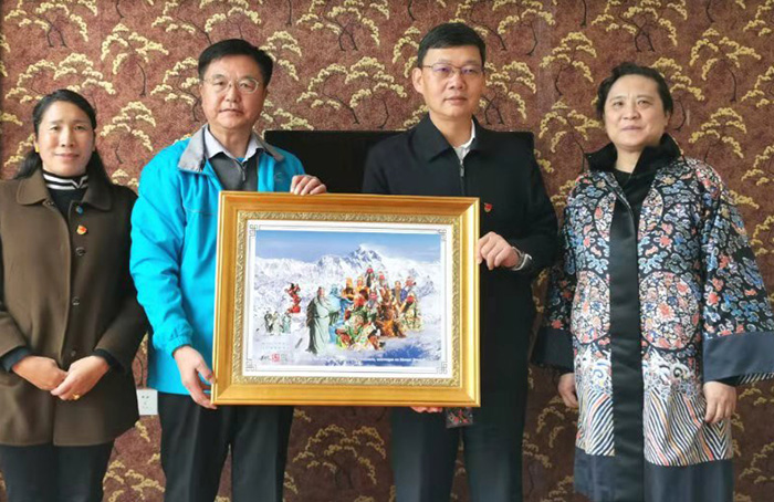赠送摄影作品《五洲中华关帝 汇聚世界屋脊》。左起 西藏日喀则市委组织部副部长米玛,中国摄影家朱正明,西藏日喀则市委常委、宣传部长戎新龙,沈阳德源燃气集团董事长崔玉晶.jpg