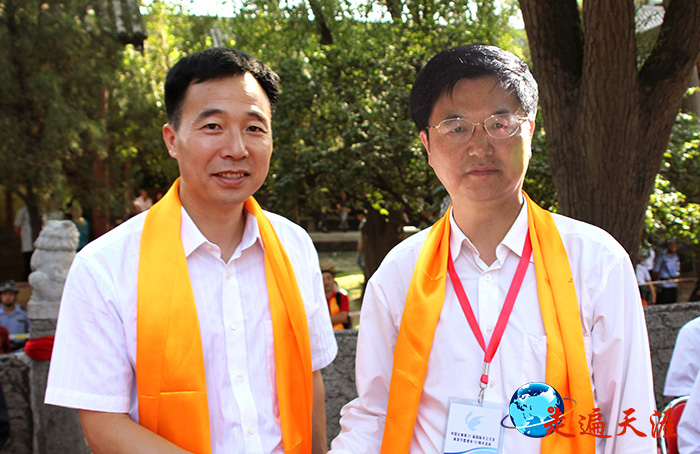 山西运城关公文化节,航天英雄景海鹏与朱正明紧紧握手(晋杰 摄影).jpg