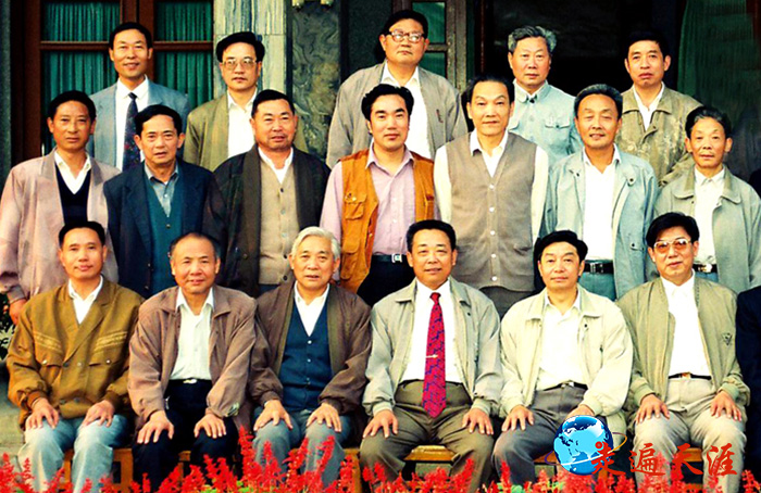 上个世纪九十年代初的当阳市有关领导。二排中为陈宏灿先生(朱正明 摄影).JPG