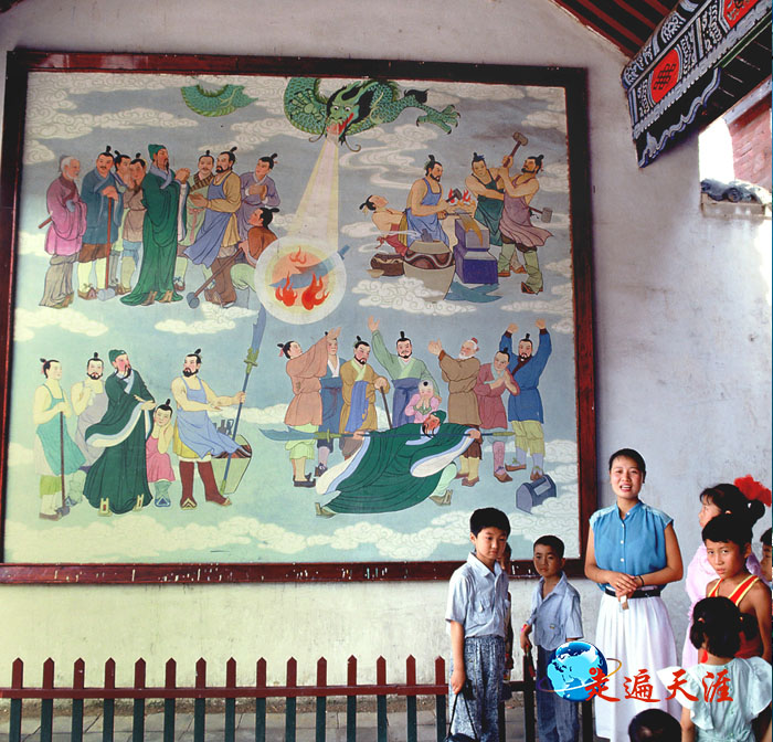 3 许昌霸陵桥关帝庙大殿前，导游向孩子们讲述关公故事.JPG