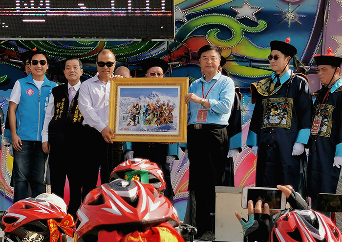 祈福大典开幕式上,大陆文化学者朱正明向高雄市副市长叶匡时赠送摄影作品《五洲中华关帝  汇聚世界屋脊》.jpg