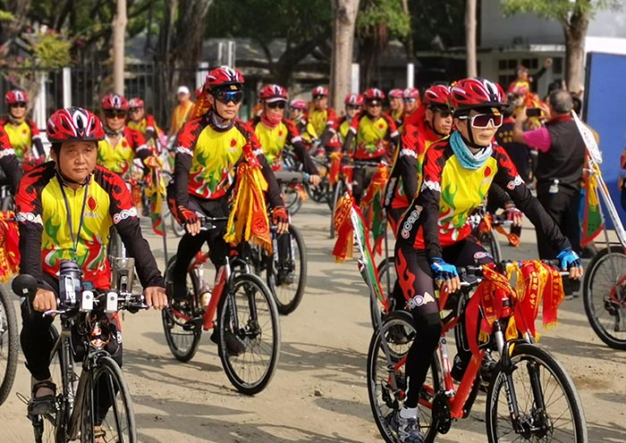 中华两岸自行车赤兔铁马车队,单车环台迎驾,进入会场.jpg
