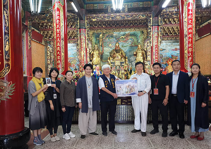 在关帝大殿,摄影家朱正明向东照山关帝庙赠送《五洲中华关帝 汇聚世界屋脊》摄影作品.jpg