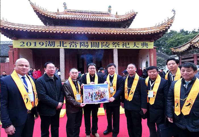 文化学者朱正明(右五)向山西解州关帝庙所长卫龙(中)、美国纽约关帝庙主席冯德鑫(左三)、湖北当阳关陵所长刘久兵(左二)、河南洛阳关林副处长孙慧宝(右四)、澳门国际关帝文化促进会会长关伟霖(右)、关氏宗亲代表关洪波(右二)、关业清(右三)赠送摄影作品《五洲中华关帝 汇聚世界屋脊》.jpg