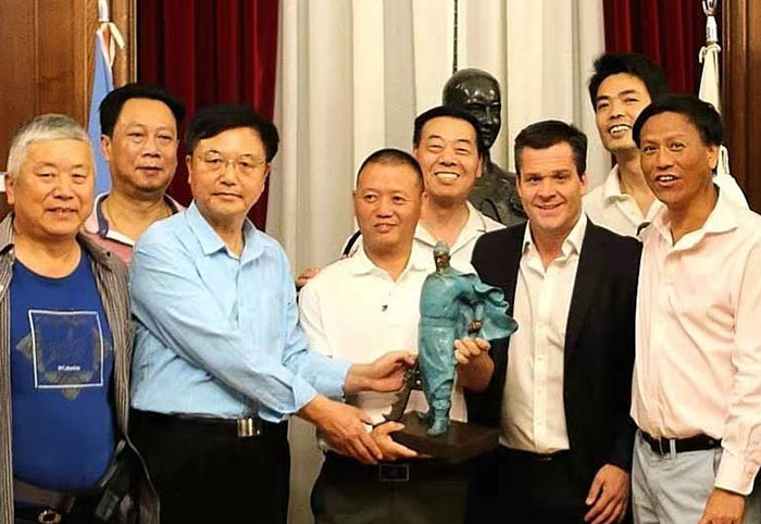 在阿根廷首都议会大厦,布市议会第一副议长AgustinForchieri先生(右二)欣然参加关公铜像赠送仪式,右为布市议员袁建平先生.jpg
