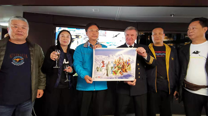 在破冰邮轮联谊会上,朱正明代表198位乘客,向船长赠送《五洲中华关帝  汇聚世界屋脊》.jpg