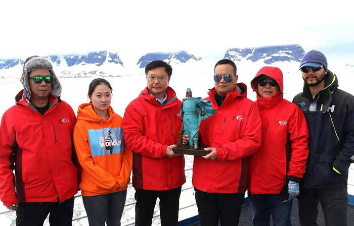 在南极半岛天堂湾展示中华关帝像,齐声祝愿  “中华关帝,走进南极,福佑世界……”左起①香港弘扬关帝文化协会理事、广东汕头企业家董和明,②美国加州电影学院张子若,③湖北省委统战部前海外中心主任、西藏珠穆朗玛关帝庙文化顾问朱正明,④香港弘扬关帝文化协会理事、广东汕头企业家董秋顺,⑤美国华侨、江西九江企业家王钢,⑥22次赴南极探险家陈中原.jpg