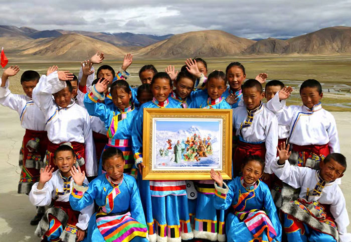 西藏珠穆朗玛峰下，藏族孩子们簇拥着摄影作品《五洲中华关帝  汇聚世界屋脊》.jpg