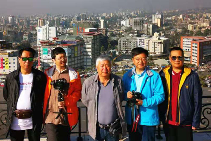 大洋两岸“五条汉子”在埃塞俄比亚首都,右起 董秋顺、朱正明、王钢、李享、董和明先生.jpg