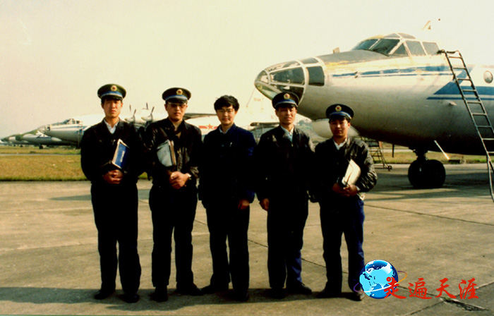 3 在当阳机场航拍结束,朱正明(中)与飞行员合影.jpg