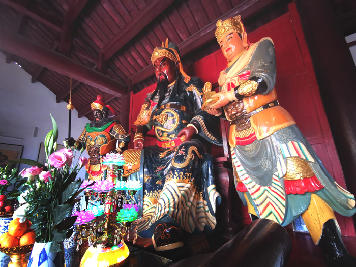 3 玉泉寺关帝殿内,伽蓝菩萨关公稳坐神龛,关平周仓侍立左右.jpg