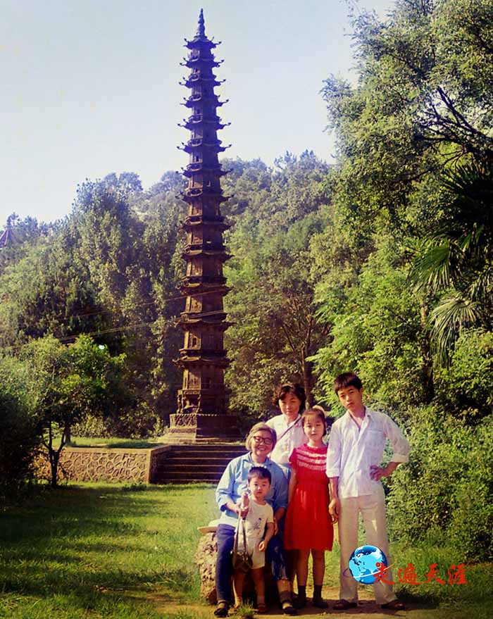 5 本文作者母亲带着儿孙,在当阳玉泉山铁塔下留影.jpg