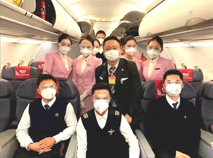 图⑤日本吉祥航空HO1340航班，护送94名因疫情滞留日本大阪的湖北籍旅客，并送防疫物资飞抵武汉.jpg