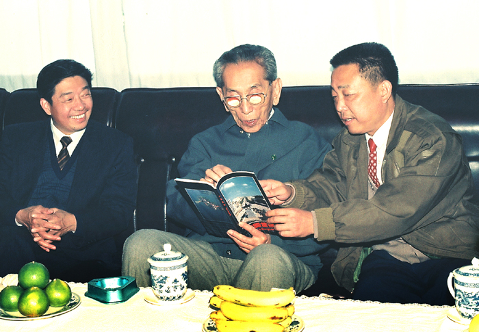 3 当阳市委书记郑广玉(右)、市长邹学勤(左)1992年向全国人大副委员长阿佩·阿旺晋美赠送《中国当阳》画册,介绍三国故地风情.jpg