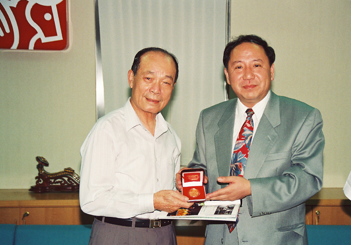 4 湖北省政府台办主任陈春林（右）1998年在台湾向高雄市长王玉云赠送《中国当阳》画册.JPG