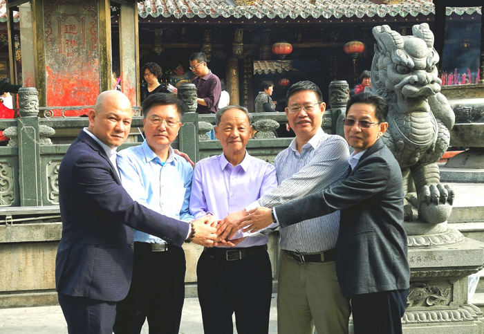 6 右起:菲律宾侨领许谋景、文化学者朱正明、泉州通淮关帝庙董事长吴金炎、泉州市民族宗教局局长胡晓泉、通淮关帝庙秘书长黄嘉民(闵雄 摄影).jpg