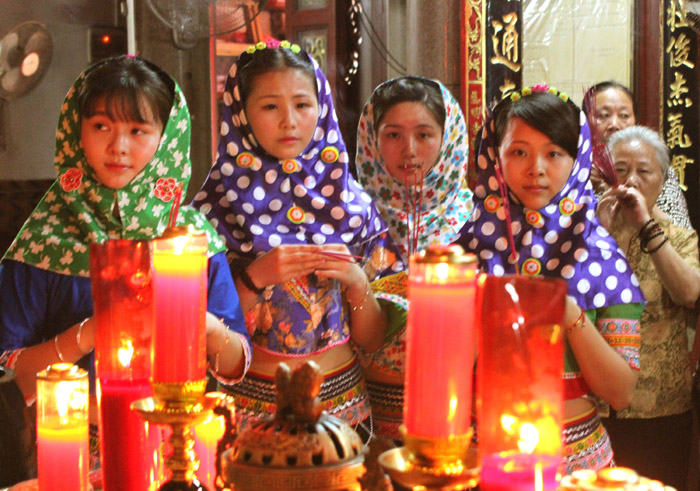 1 惠安姑娘在泉州崇武古城南门关帝庙敬香(朱正明 摄影).jpg