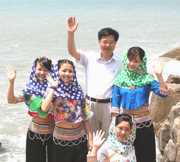 3 福建崇武古城南门关帝庙 惠安女朝圣(闵雄 摄影).JPG