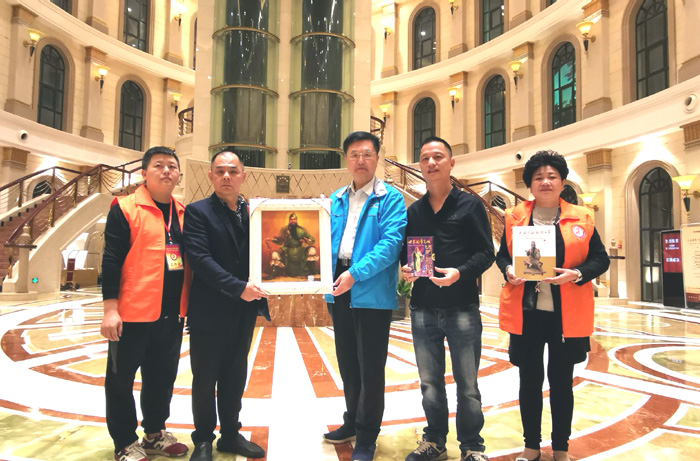 1 文化学者朱正明(中)向林辉生会长(左二)赠送画家苏英毅的关公油画作品.jpg