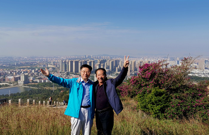 7 泉州洪濑关帝庙主委林灿雄(右)与文化学者朱正明在闽南石狮宝盖山巅.jpg