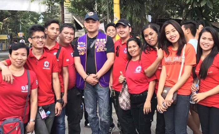 3 许谋景先生(中)与慈善团队.jpg