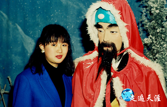 2 上世纪九十年代初,北京新建名著博览城,导游姑娘正在讲述关公故事.JPG