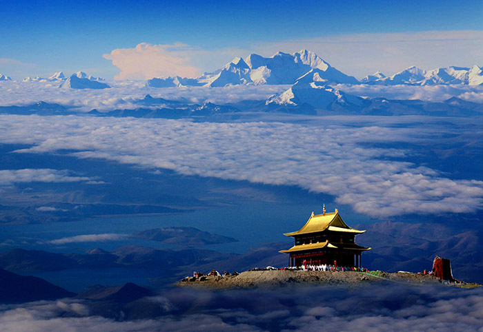 世界最高的珠穆朗玛关帝殿（朱正明 摄制）.jpg