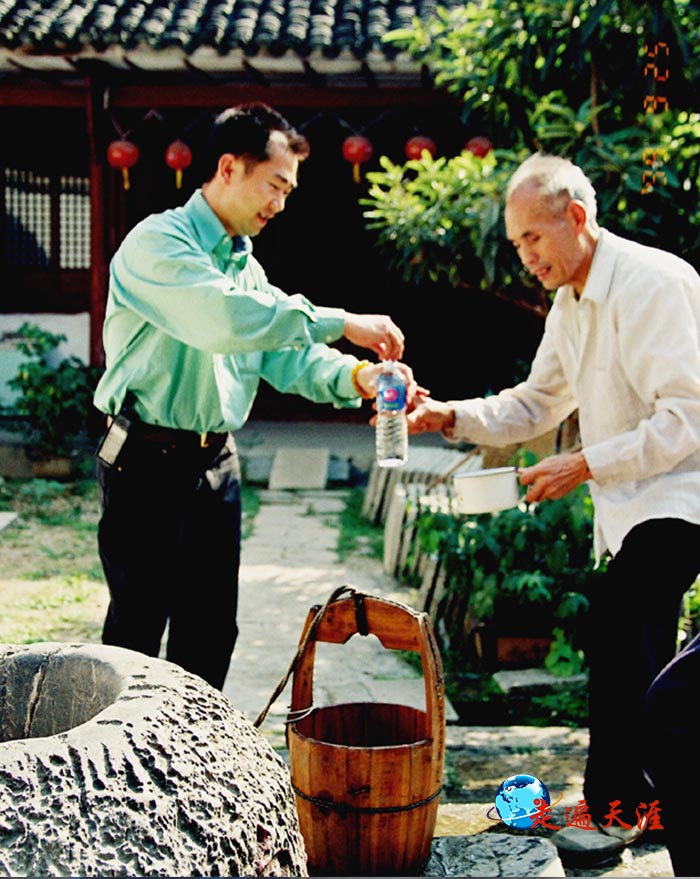 2 美国纽约关帝庙主席冯德鑫在卓刀泉取水,带到大洋彼岸供奉.JPG