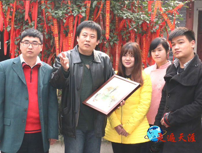 1 山西运城籍青年画家康峰(左二)在武昌卓刀泉向学生及游客讲述关公故事.JPG