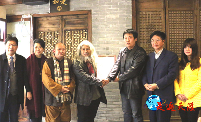 5 在武昌卓刀泉关帝殿,康峰(右三)向台湾著名雕刻家康木祥赠送关公文化作品,左一为台湾中小企业银行上海分行行长陈绍晃,左二为武汉市洪山区政协主席王兰英,左三为卓刀泉寺法云方丈,右二为关公文化学者朱正明.JPG