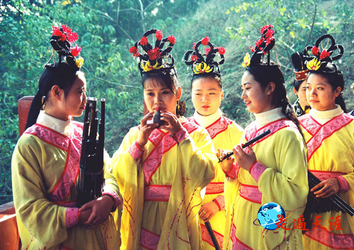 1 武昌东湖磨山之巅的楚天台,表演编钟乐舞的“楚国姑娘”.JPG