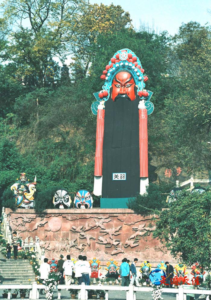 4 长江南岸黄鹤楼公园举办中国京剧人物展,最高最大的是关公.jpg